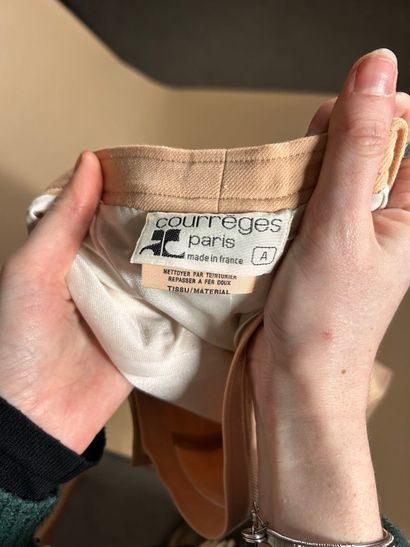 COURRÈGES Paris 
Tailleur pantalon en gabardine...