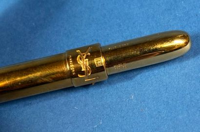 YVES SAINT LAURENT 
Petit stylo de forme...