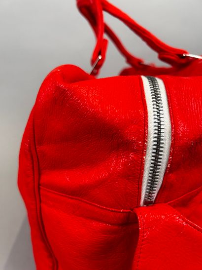 COURRÈGES 
Sac caméra 24h en vinyle rouge...