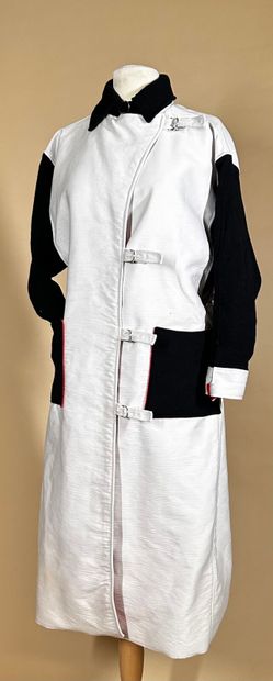 COURRÈGES Paris 
Manteau bicolore blanc/noir...