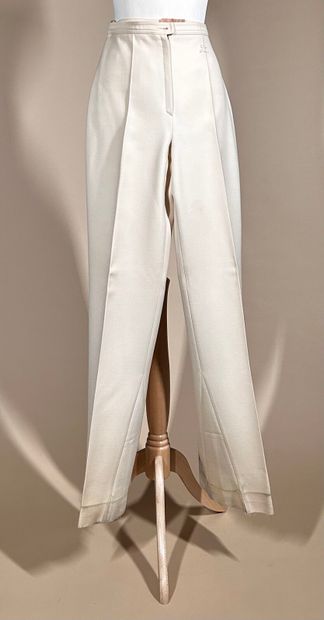 COURRÈGES Paris 
Tailleur en gabardine de...