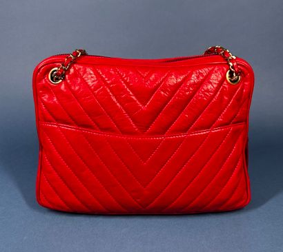 CHANEL 
Red chevron quilted leather bag,...