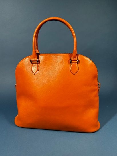 NINA RICCI 
Sac demi-lune en cuir beige orangé,...