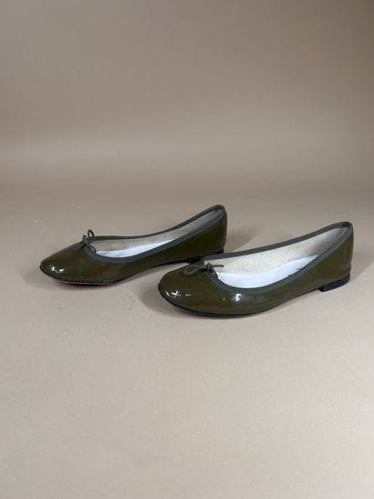 REPETTO
Paire de ballerines en cuir vernis...