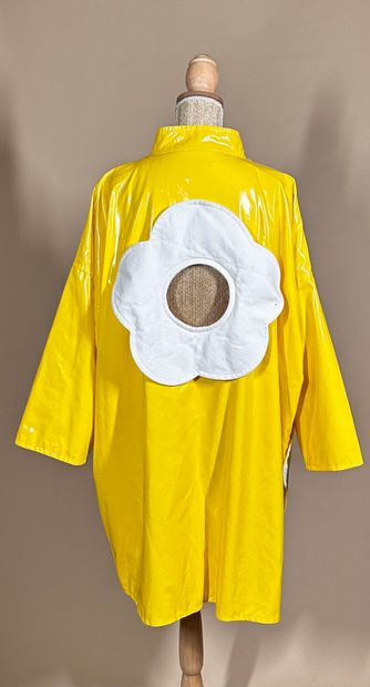COURRÈGES Paris 
Imperméable en vinyle jaune...