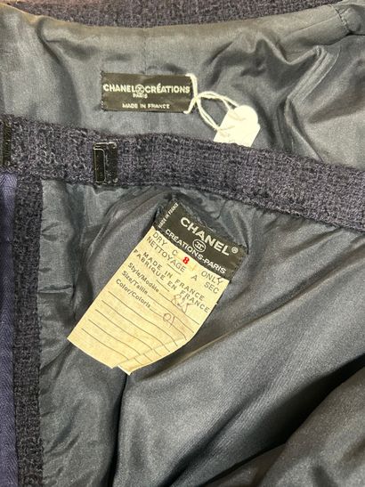 CHANEL Création 
Tailleur en tweed marine...