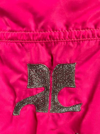 COURRÈGES 
Blouson rose fluo à capuche portant...