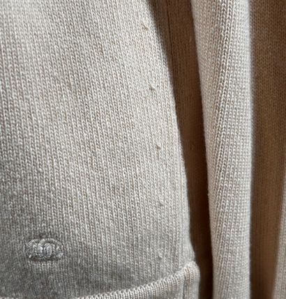 CHANEL 
Cardigan en cachemire beige saumoné...