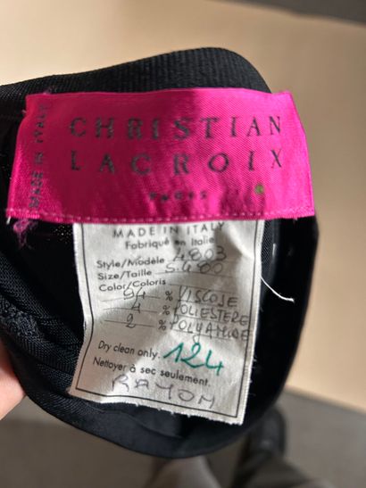 CHRISTIAN LACROIX. 
Jupe droite aux genoux,...