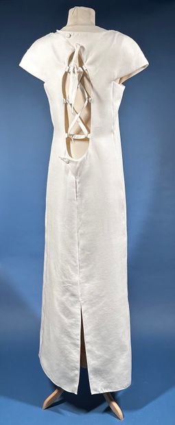 COURRÈGES 
Robe longue blanche à encolure...