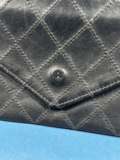 CHANEL 
Portefeuille en cuir matelassé noir...