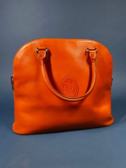 NINA RICCI 
Sac demi-lune en cuir beige orangé,...