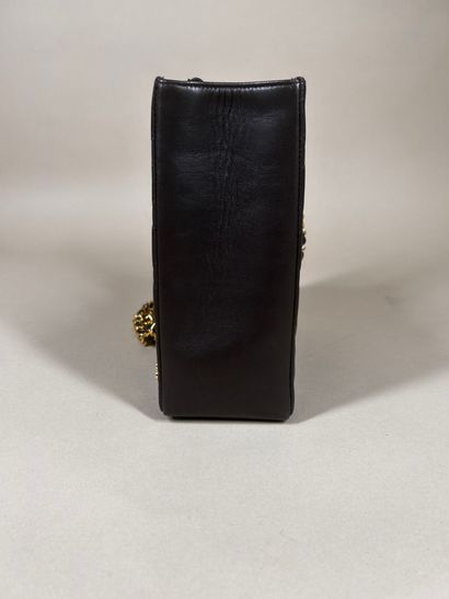 CHANEL 
Petit sac haut en cuir matelassé...