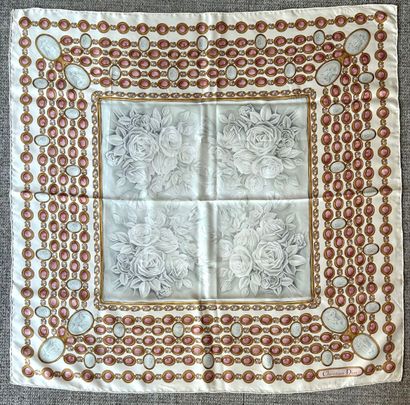CHANEL 
Carrée en twill de soie à décor de...