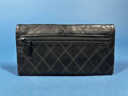 CHANEL 
Portefeuille en cuir matelassé noir...