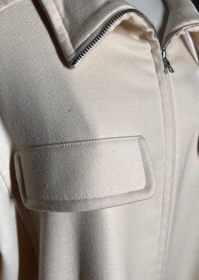 COURRÈGES Paris 
Ample manteau en lainage...