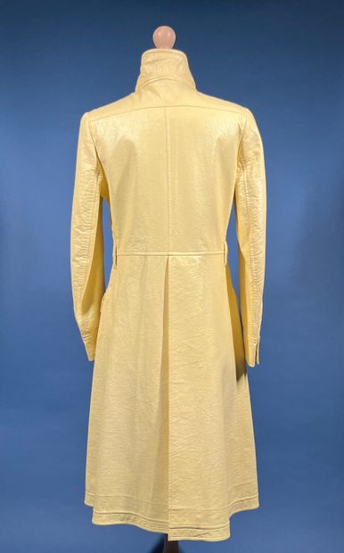 COURRÈGES Paris 
Manteau en vinyle jaune...