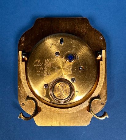 CARTIER 
Réveil à poser en métal doré et...