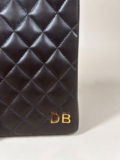 CHANEL 
Petit sac haut en cuir matelassé...