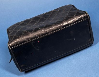 CHANEL 
Trousse de toilette en cuir matelassé...