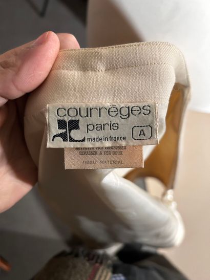 COURRÈGES Paris 
Tailleur en gabardine de...