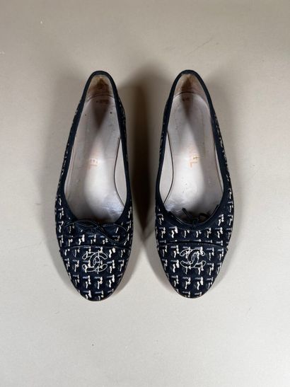 CHANEL 
Paire de ballerines en coton noir...
