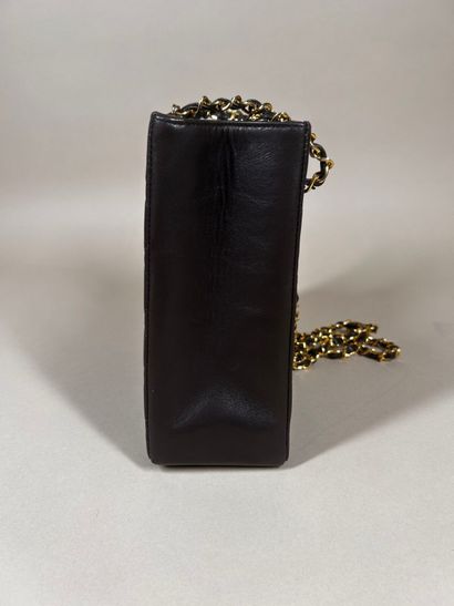 CHANEL 
Petit sac haut en cuir matelassé...
