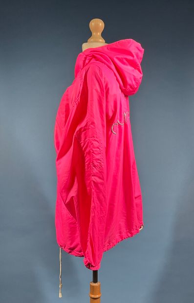 COURRÈGES 
Blouson rose fluo à capuche portant...