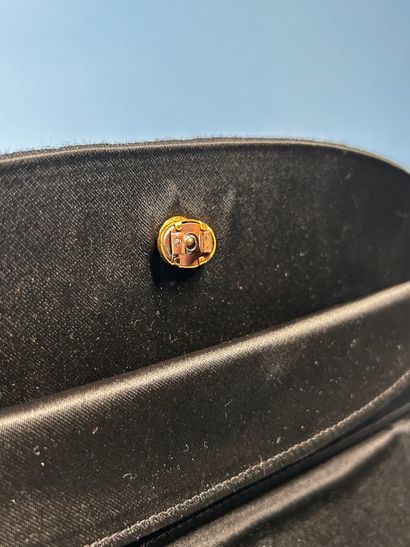 CHANEL. 
Pochette en jersey matelassée noire...