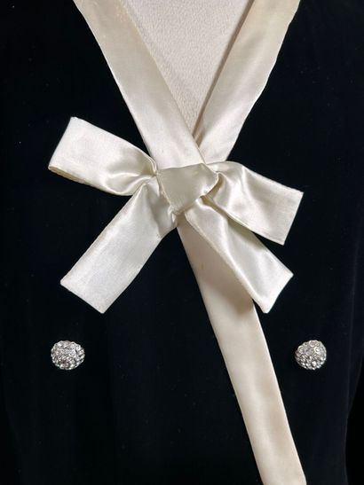 JEAN PATOU 
Robe manteau en velours noir...