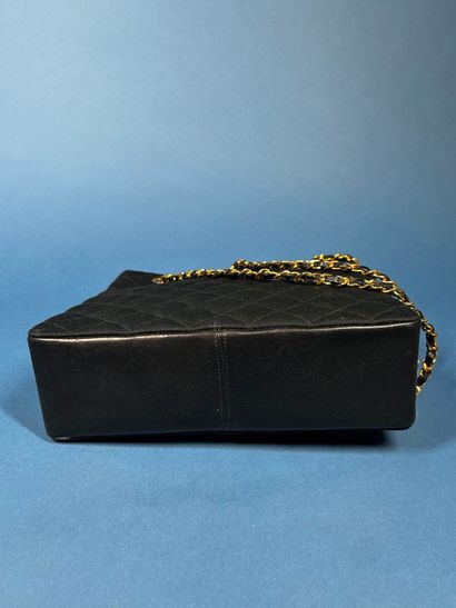 CHANEL 
Sac haut en jersey matelassé et cuir...