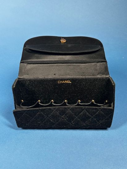 CHANEL. 
Pochette en jersey matelassée noire...