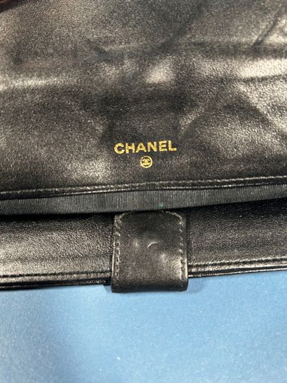 CHANEL 
Portefeuille en cuir matelassé noir...