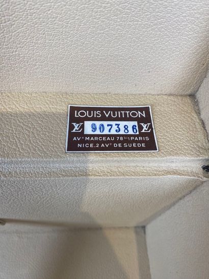 LOUIS VUITTON, avenue Marceau n°907386.
Bisten...
