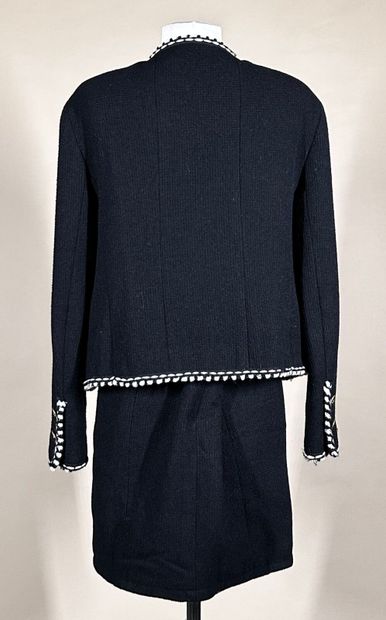 CHANEL Boutique
Highlighted black tweed suit...