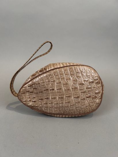 ANONYME 
Petit sac porté main en cuir beige...