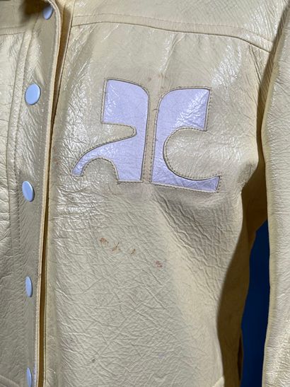 COURRÈGES Paris 
Manteau en vinyle jaune...