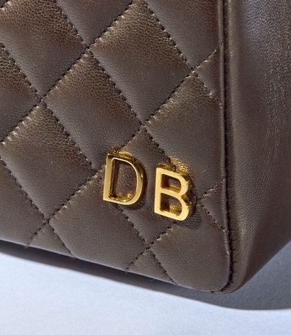 CHANEL 
Petit sac haut en cuir matelassé...