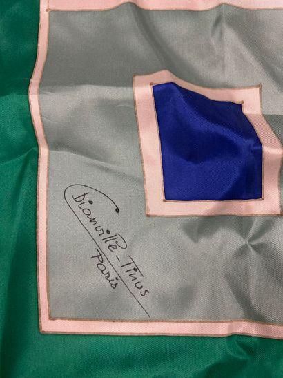 HERMÈS Paris
Carré en twill de soie imprimé,...
