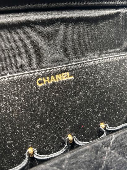 CHANEL. 
Pochette en jersey matelassée noire...