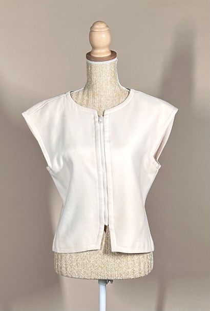 COURRÈGES Paris 
Réunion de deux gilets sans...