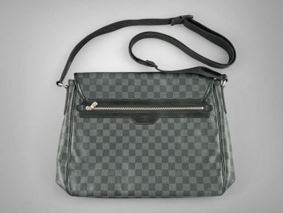 LOUIS VUITTON
Sac besace en toile damier...