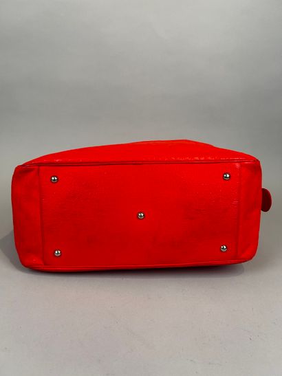 COURRÈGES 
Sac caméra 24h en vinyle rouge...