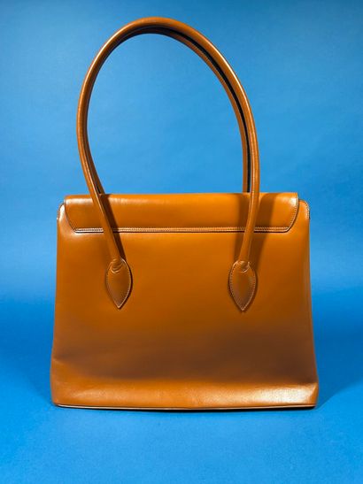 NINA RICCI 
Sac porté épaule en cuir beige,...