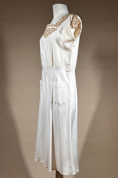 RENATA, Diffusion Michel Comte 
Robe mi-longue...