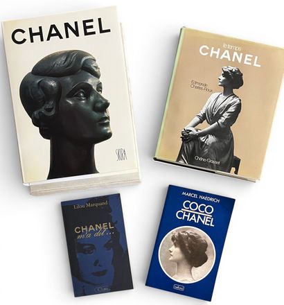 [CHANEL]
Ensemble de quatre livres comprenant...