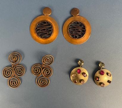 ANONYME 
Lot de trois paires de clips pendants...