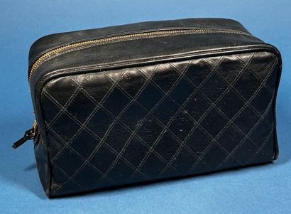 CHANEL 
Trousse de toilette en cuir matelassé...