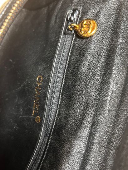 CHANEL 
Black quilted caviar leather belt...