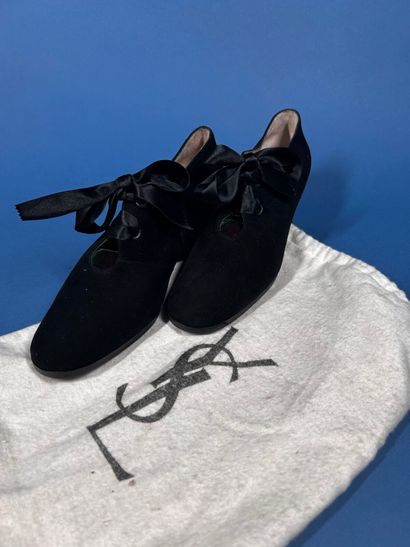 YVES SAINT LAURENT 
Paire de richelieu en...